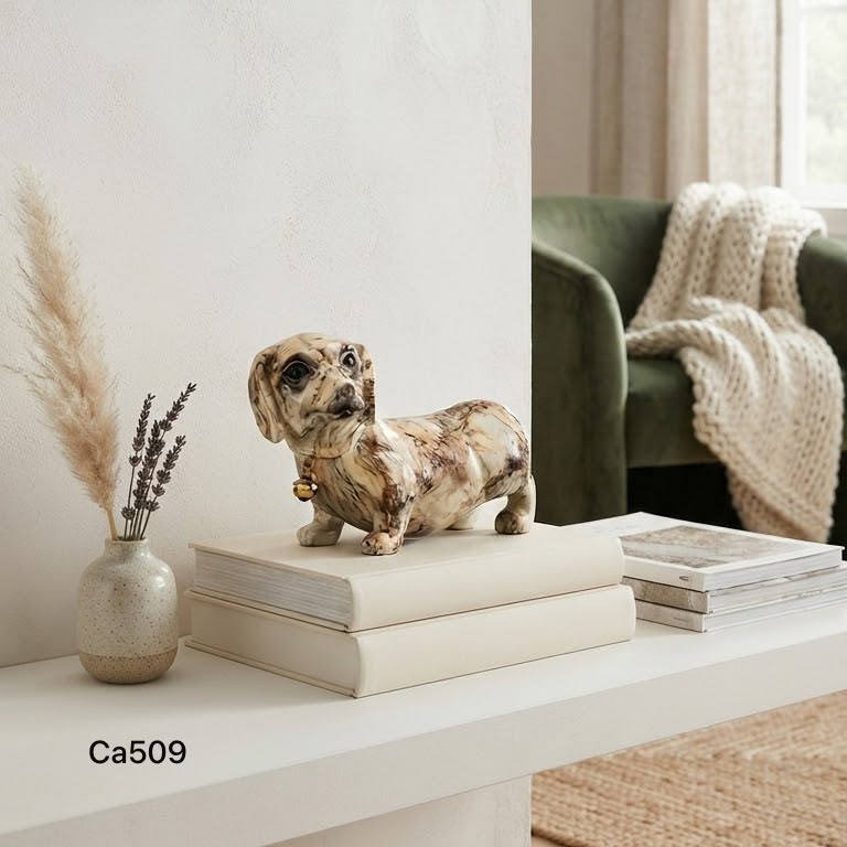 Articulo decorativo perro salchicha beige marmolizado detalle dorado 22cm* 9cm* 13cm